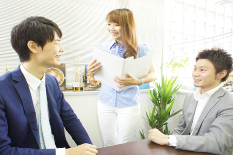 事務所の引っ越しについて従業員が協議するイメージ。