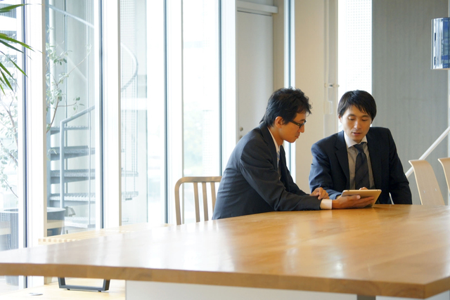 会社の作り方の流れ、法務手続きを無料相談するイメージ。